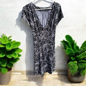 Banana Republic Black and White Floral Dress Stretcher